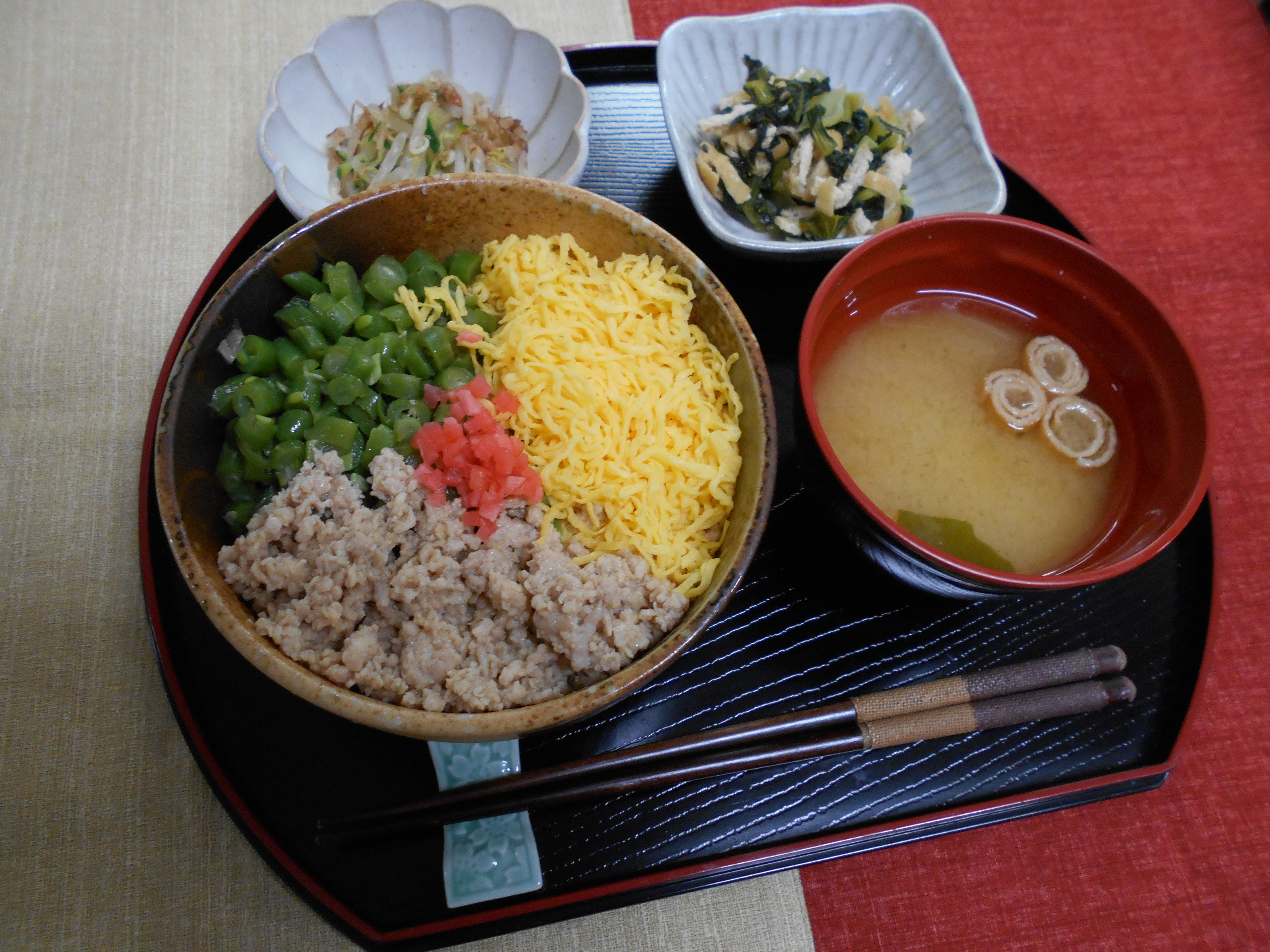 くみのき苑本部　そぼろ丼