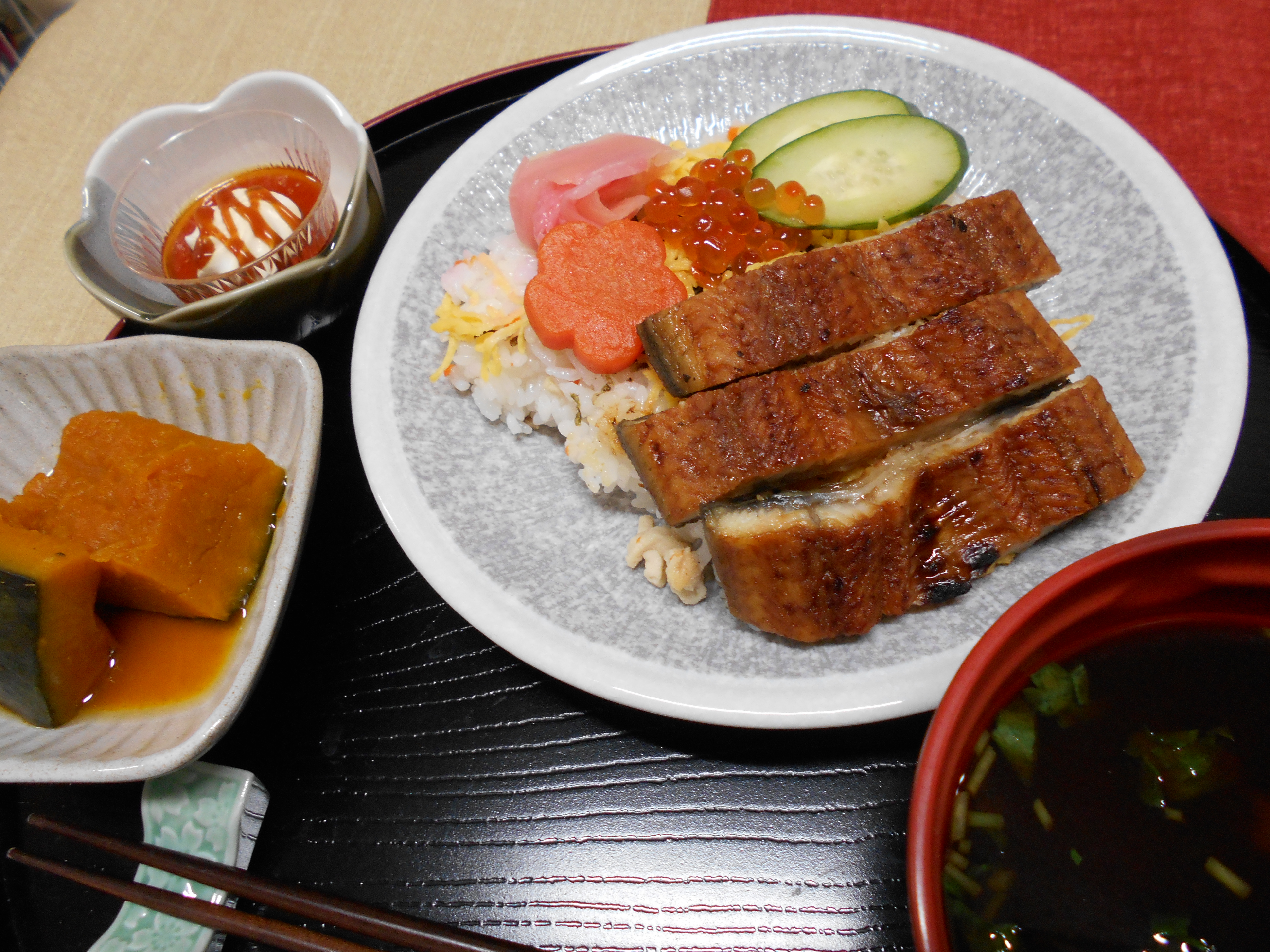 くみのき苑本部　うなぎ散し寿司