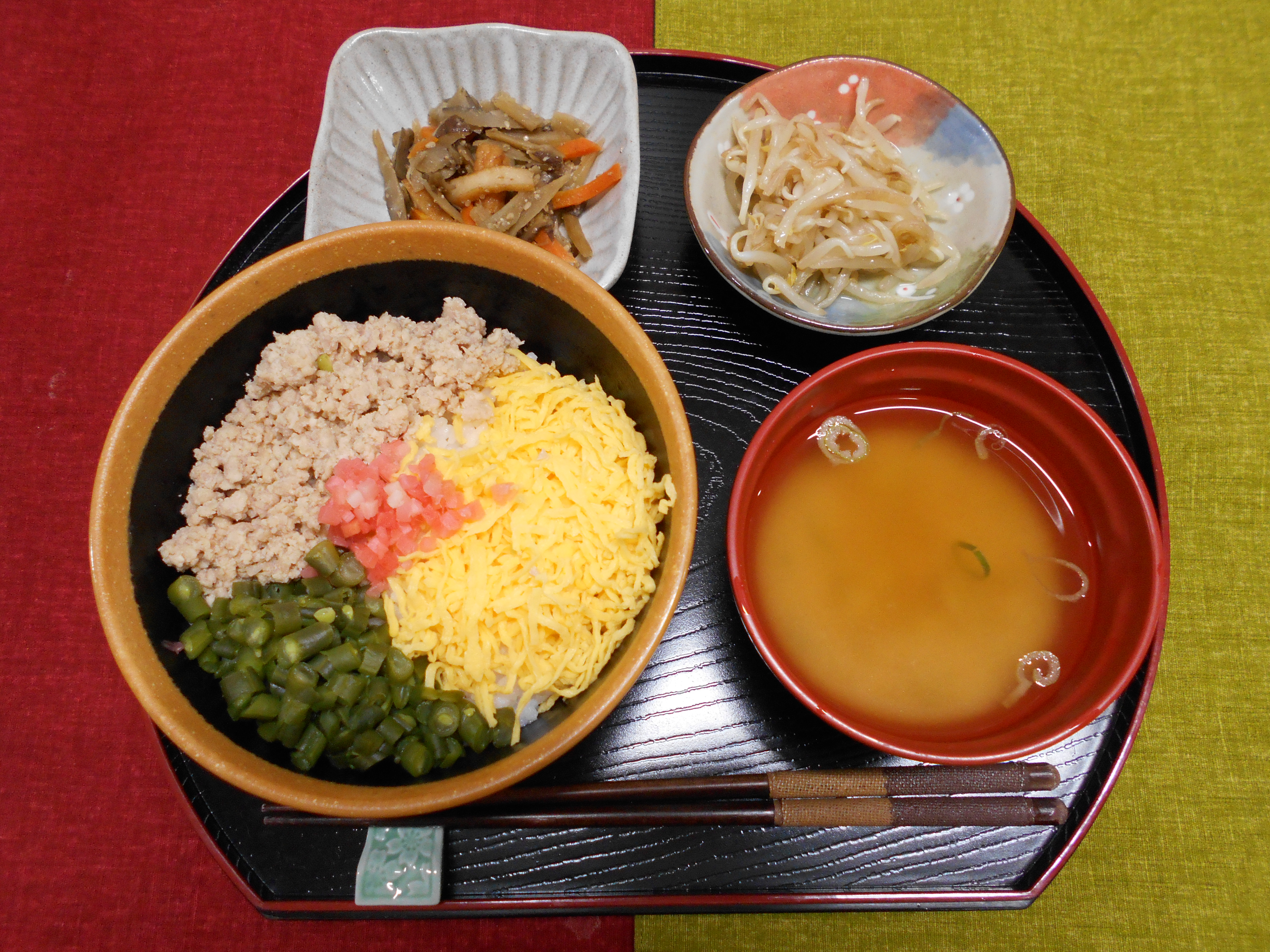 くみのき苑本部　そぼろ丼