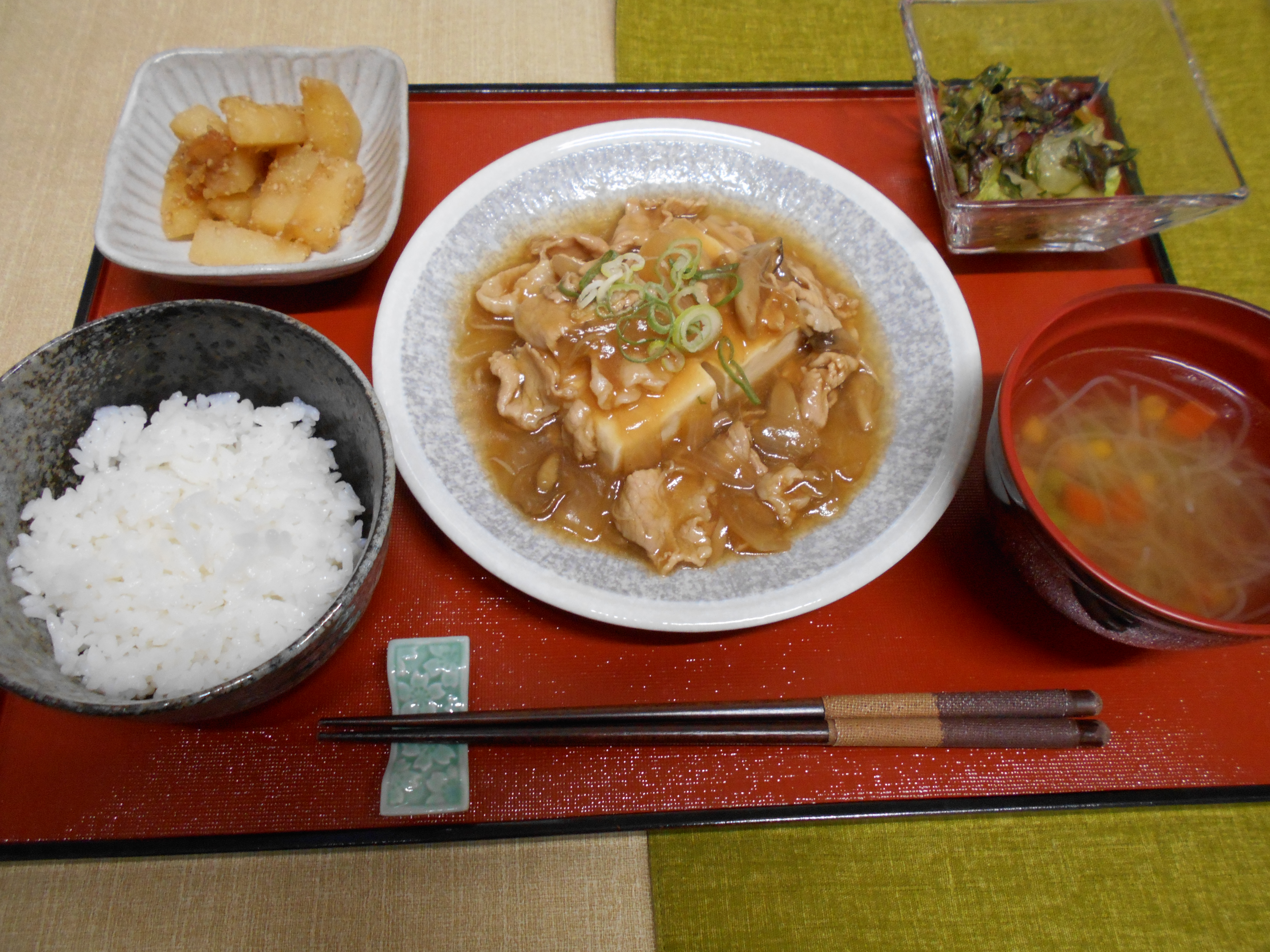 くみのき苑本部　豆腐と豚肉のきのこあんかけ