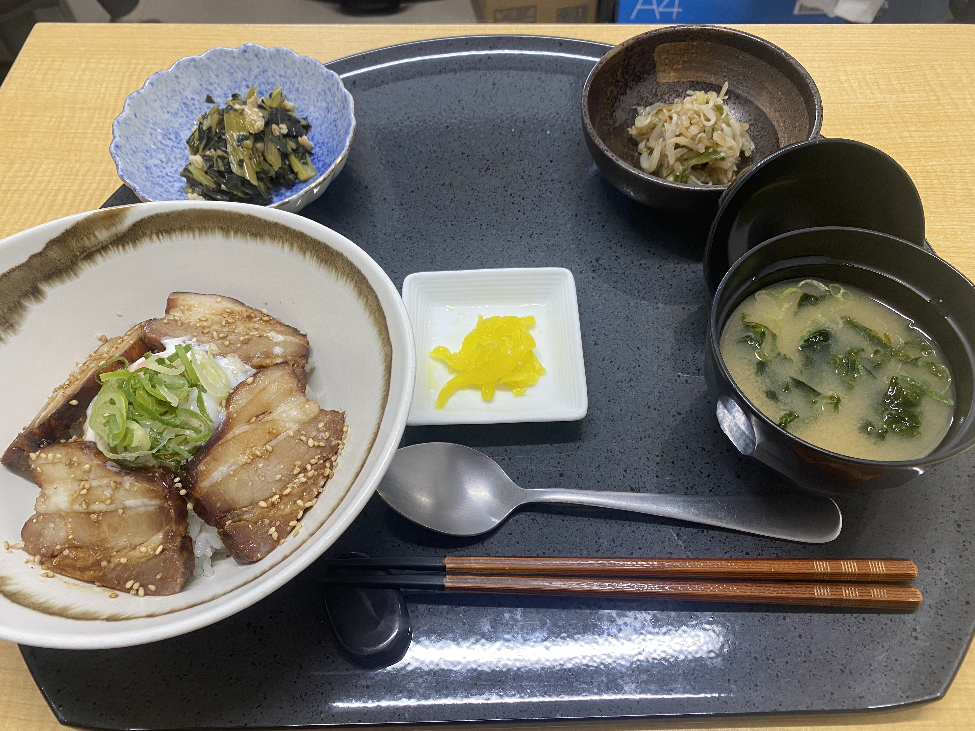 くみのき苑もず陵南　炙り豚バラ丼