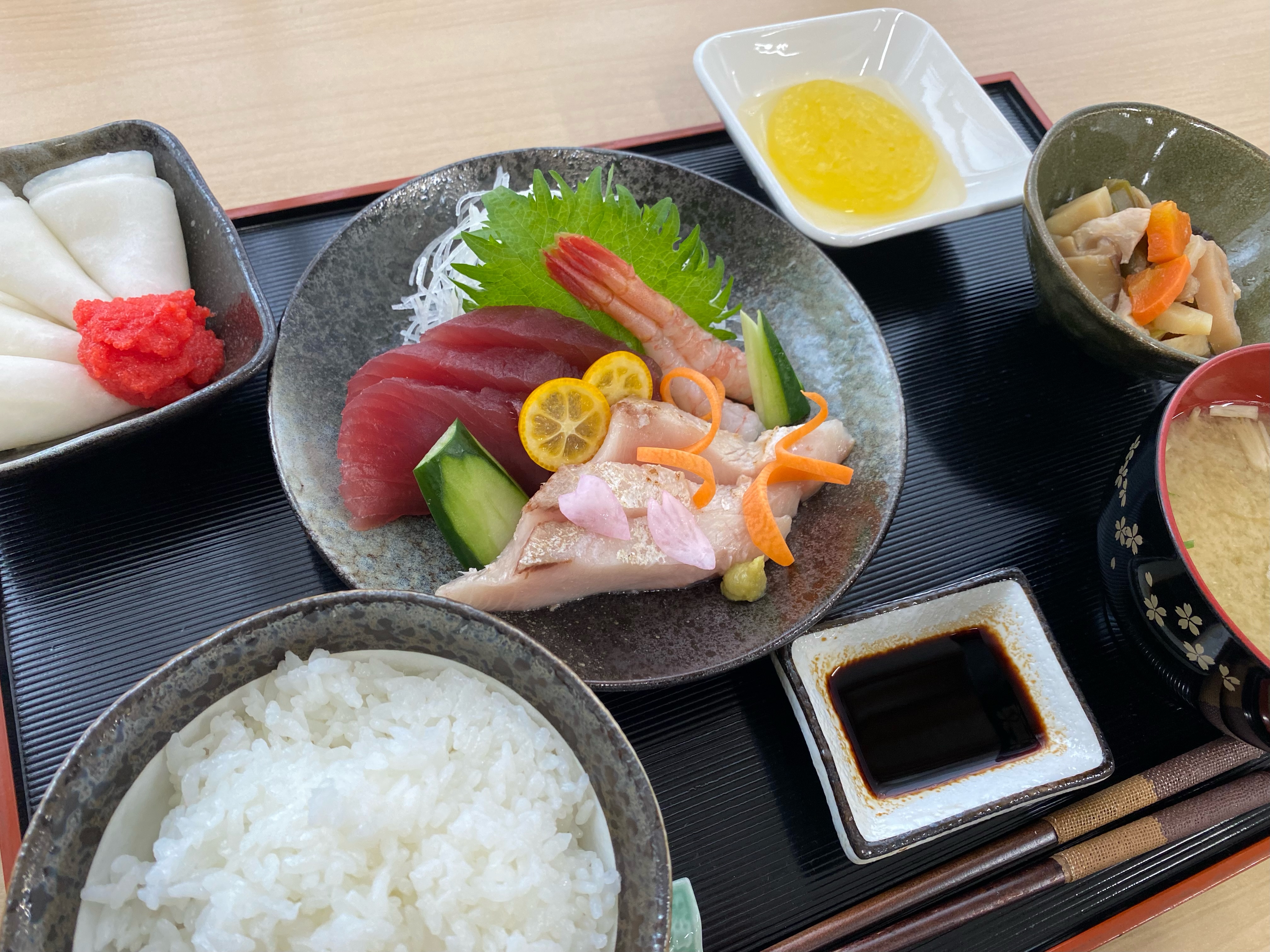 くみのき苑ゆらら　刺身（マグロ、ハマチ、甘エビ）