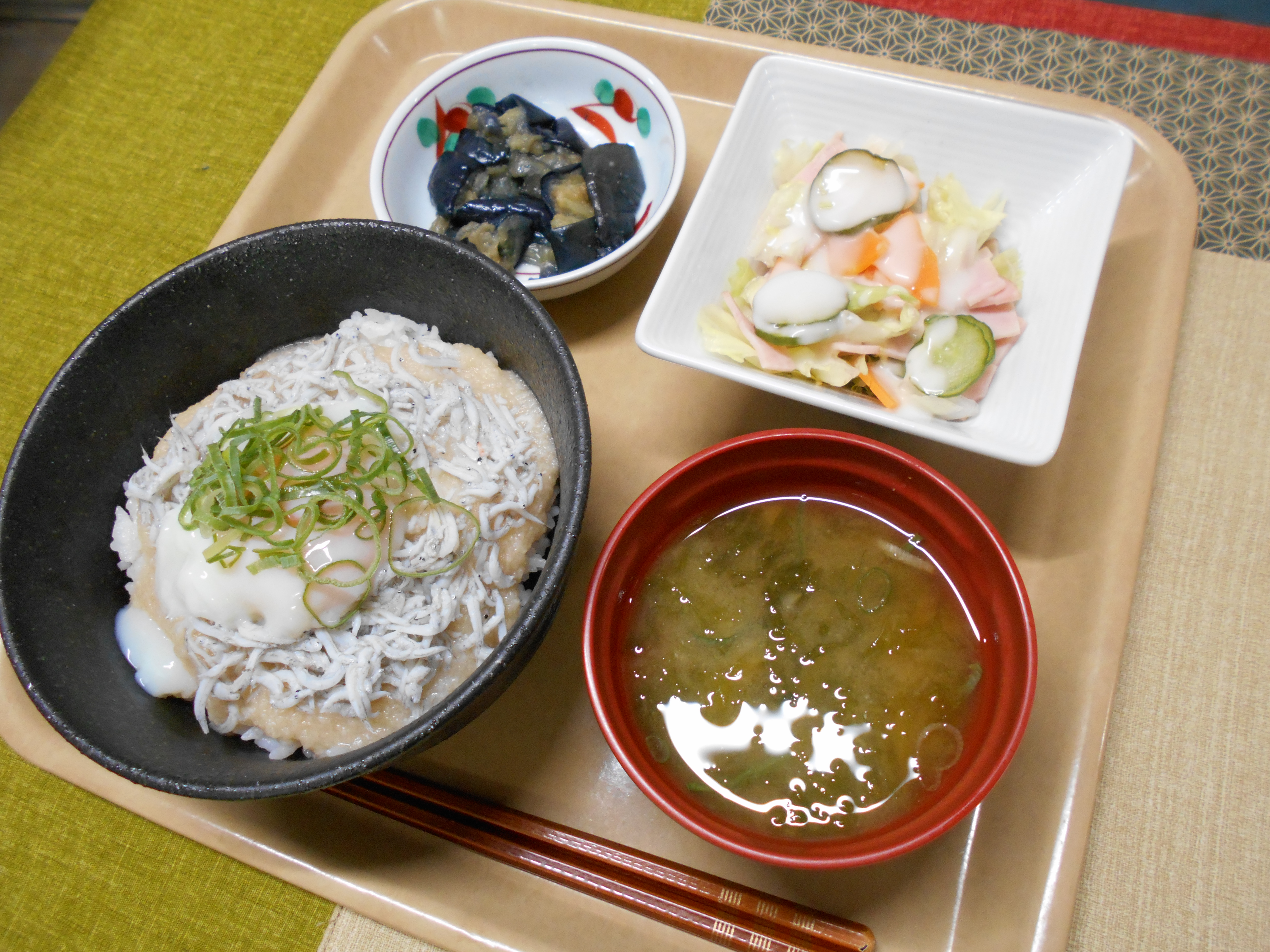 くみのき苑本部　釜揚げシラス丼