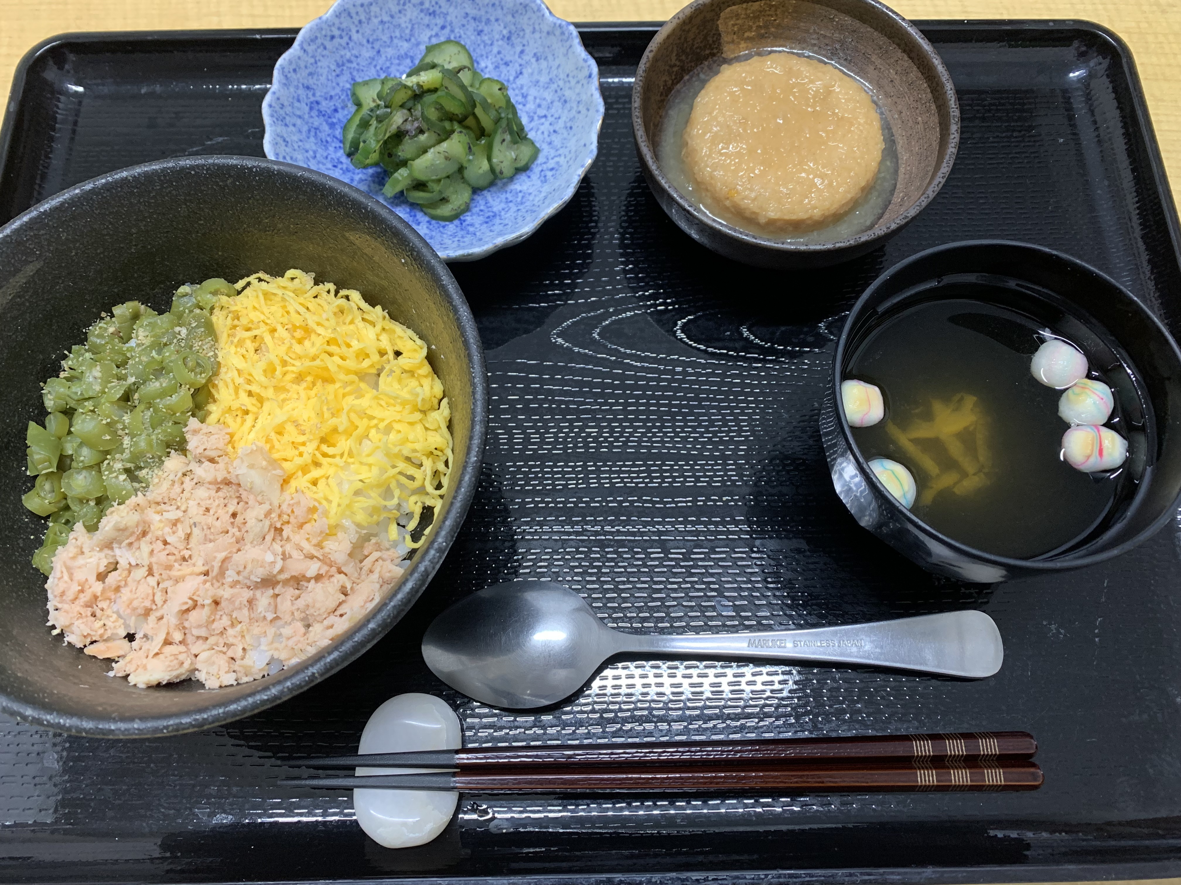 もず陵南　鮭そぼろ丼