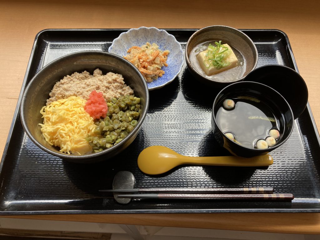 くみのき苑もず陵南　そぼろ丼