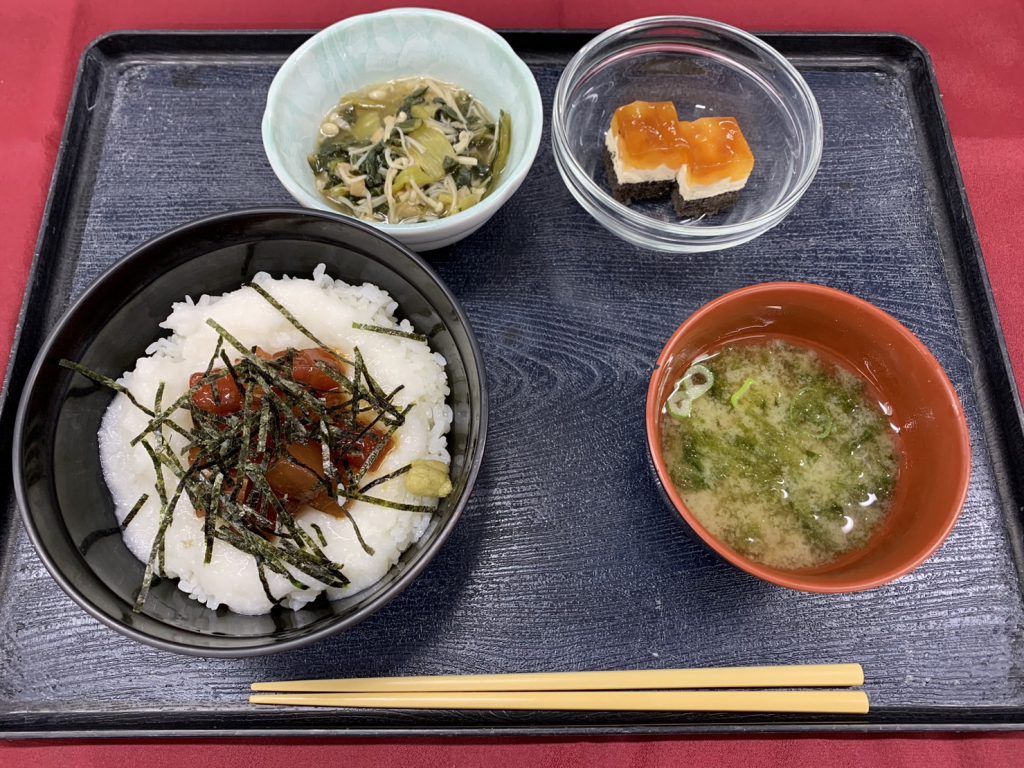 くみのき苑堺北　漬けマグロの山かけ丼