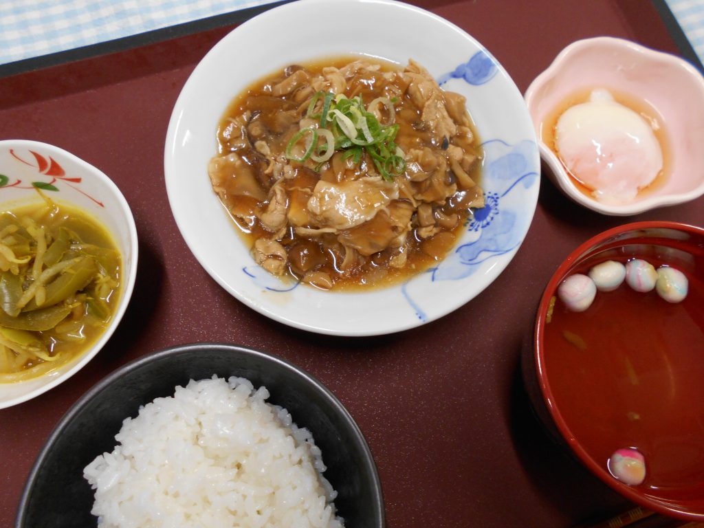 くみのき苑本部　豚肉の豆腐きのこあんかけ