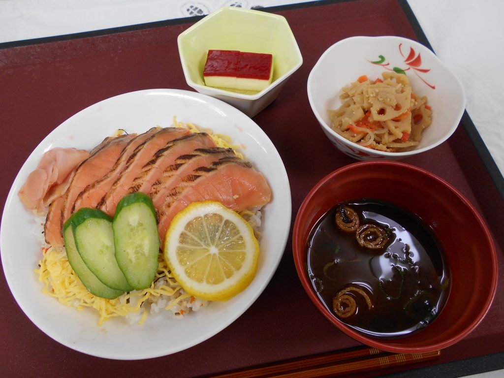 くみのき苑本部　炙りサーモンの散し寿司