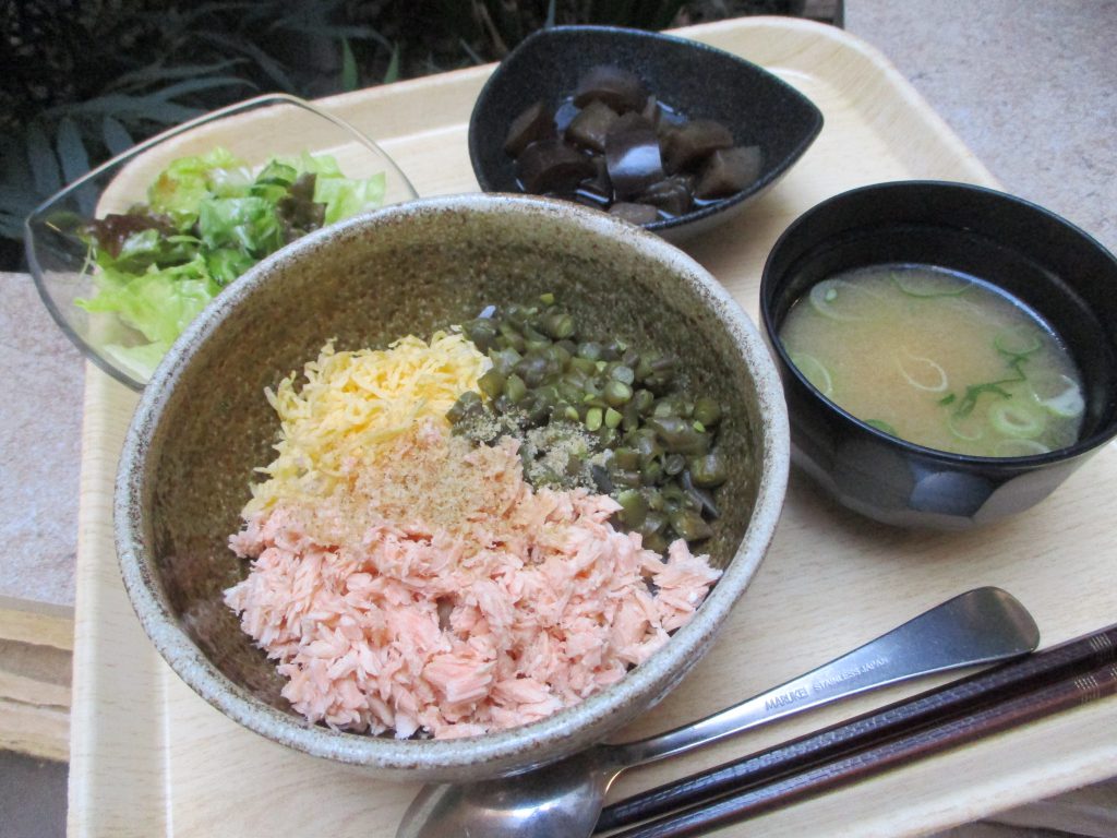 くみのき苑しらさぎ　鮭そぼろ丼