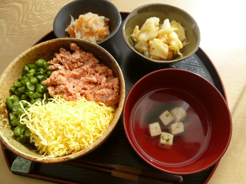 くみのき苑ゆらら　鮭そぼろ丼