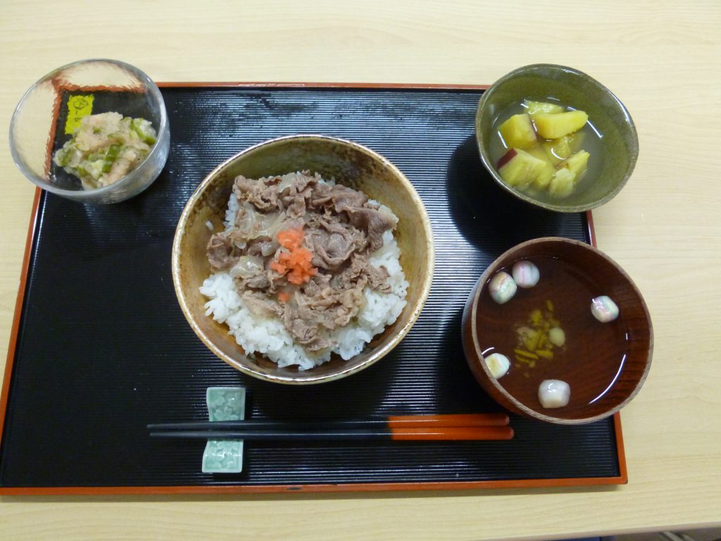 くみのき苑ゆらら　牛丼