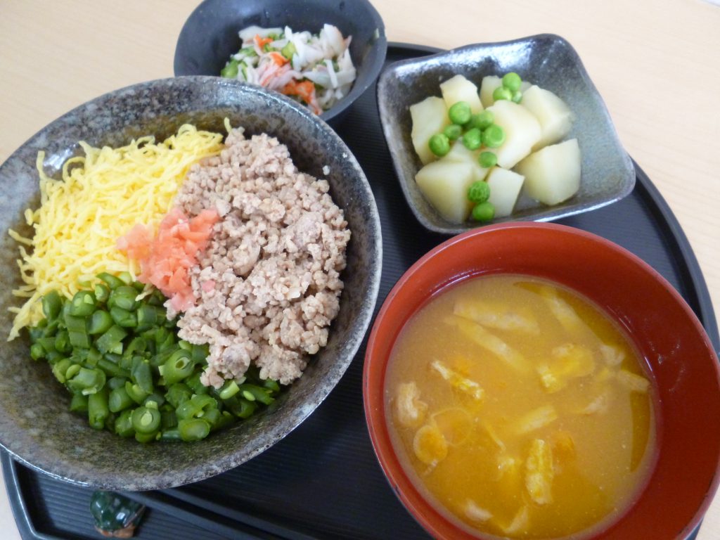 くみのき苑ゆらら　そぼろ丼