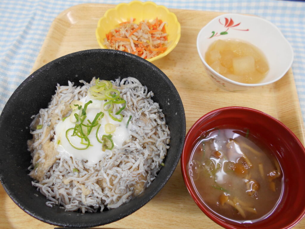 くみのき苑本部　釜揚げシラス丼