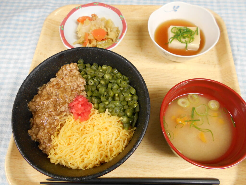 くみのき苑本部　そぼろ丼