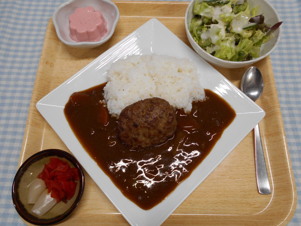 くみのき苑本部　ハンバーグカレー