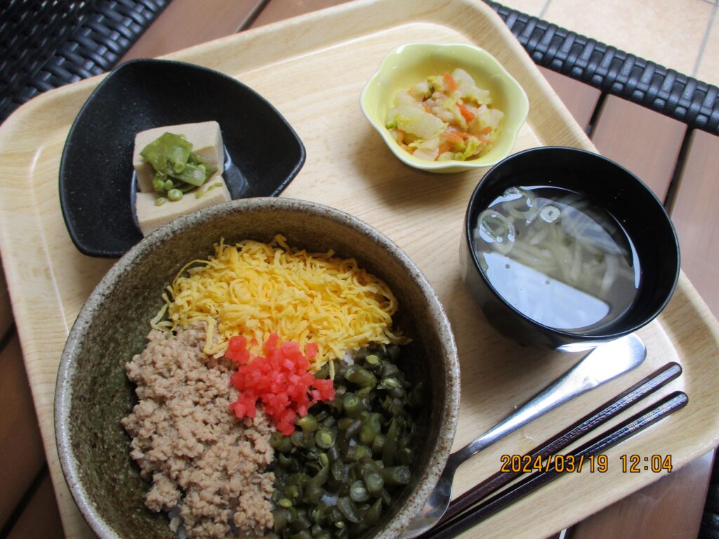 くみのき苑しらさぎ　そぼろ丼