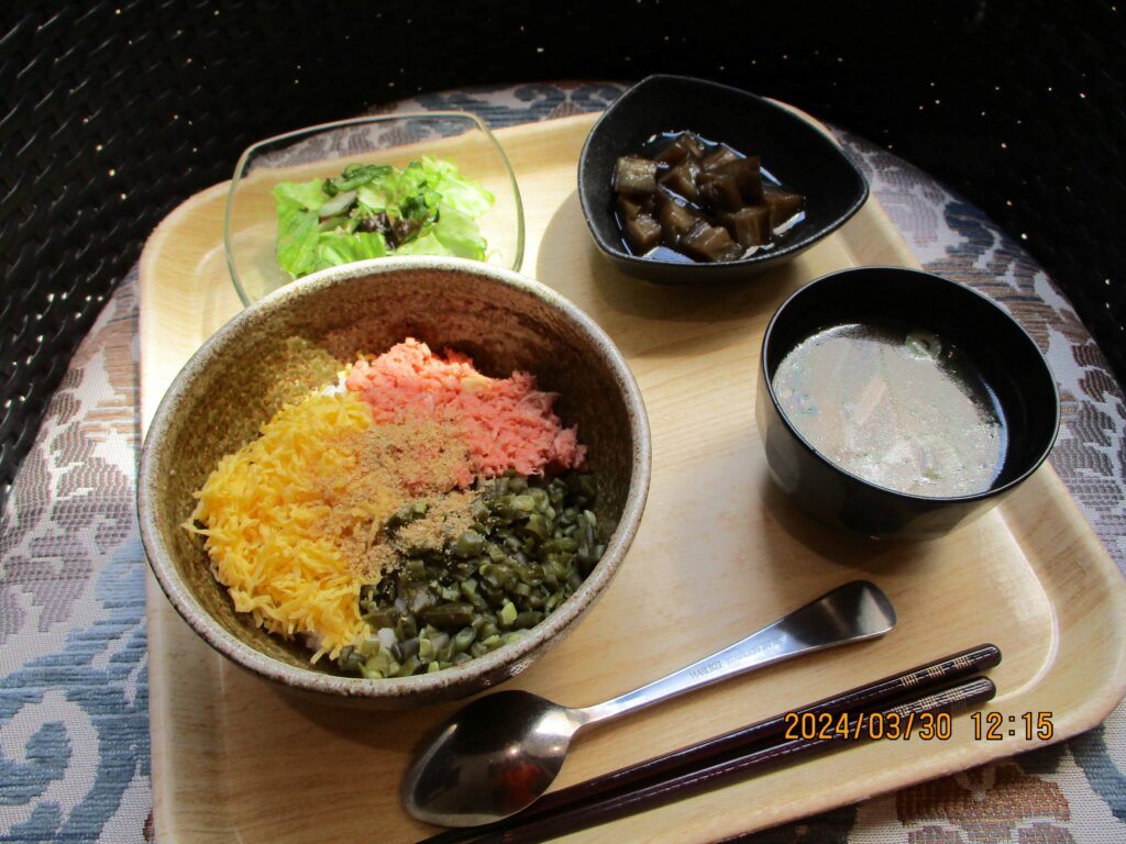 くみのき苑しらさぎ　鮭そぼろ丼