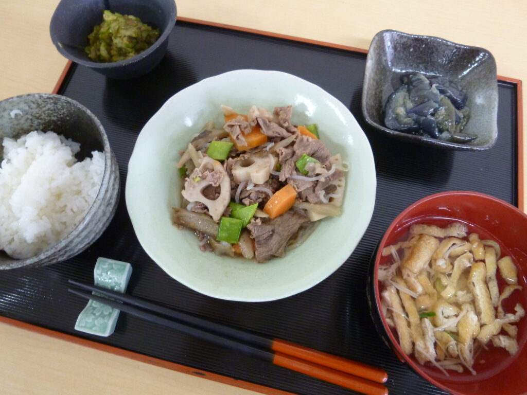 くみのき苑ゆらら　牛肉と根菜の煮物