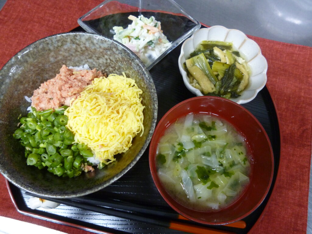 くみのき苑ゆらら　鮭そぼろ丼