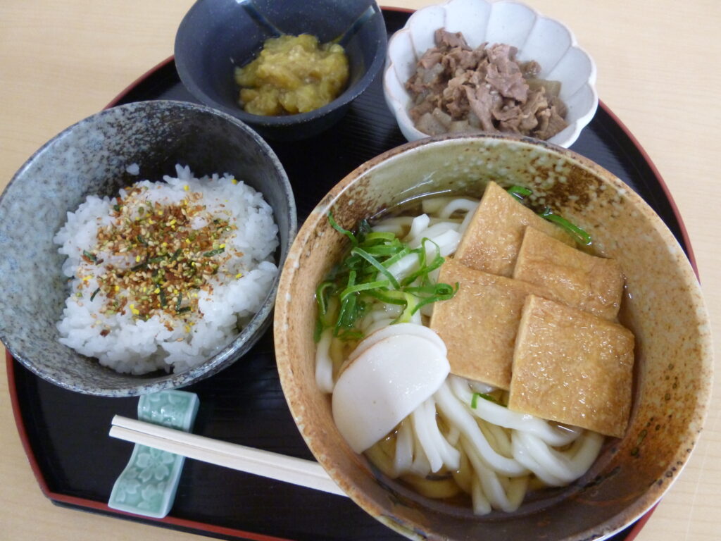 くみのき苑ゆらら　きつねうどん