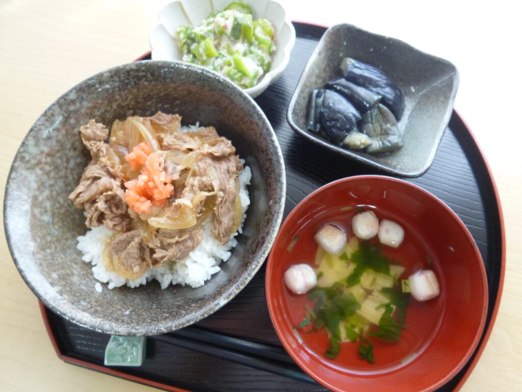 くみのき苑ゆらら　牛丼