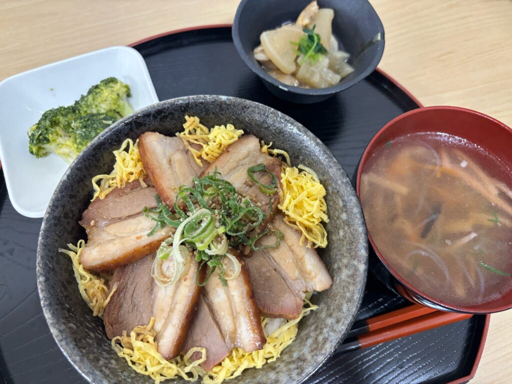 くみのき苑ゆらら　炙り豚バラ丼