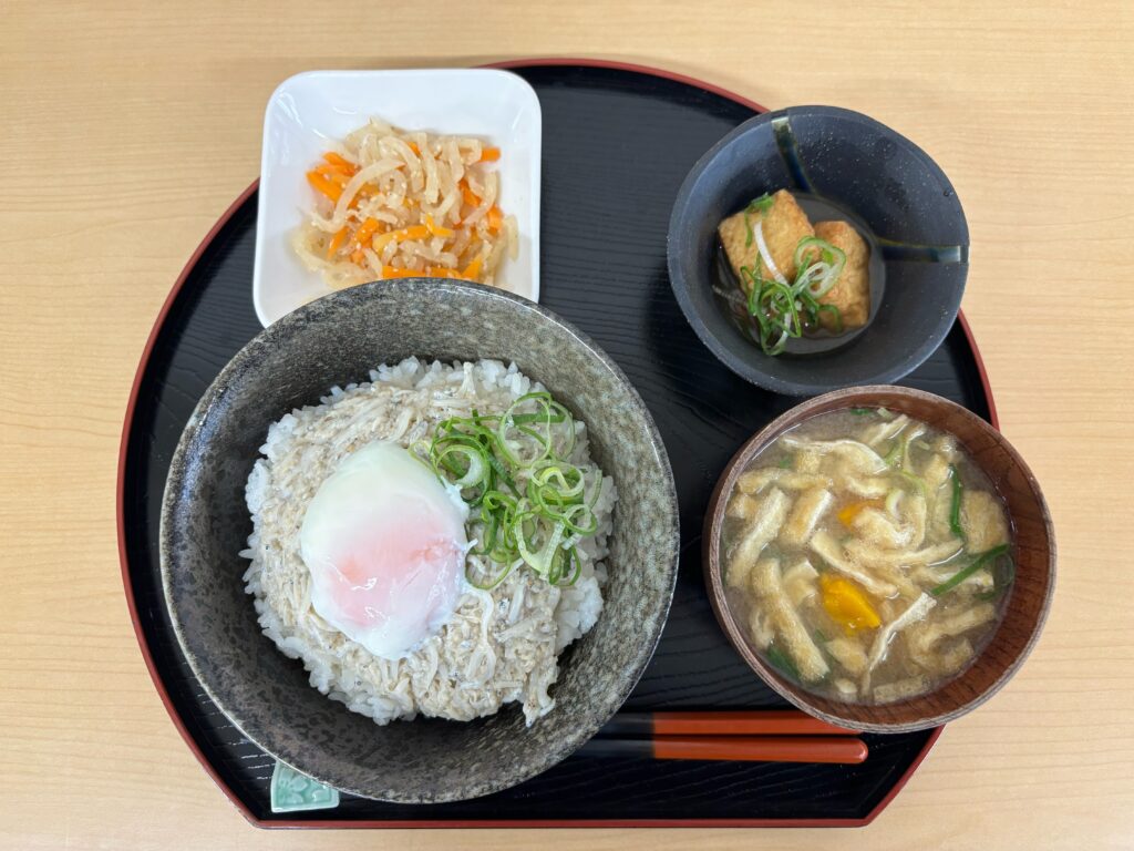 くみのき苑ゆらら　釜揚げシラス丼