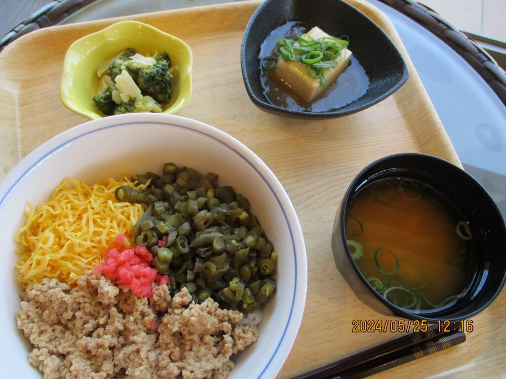 くみのき苑しらさぎ　そぼろ丼