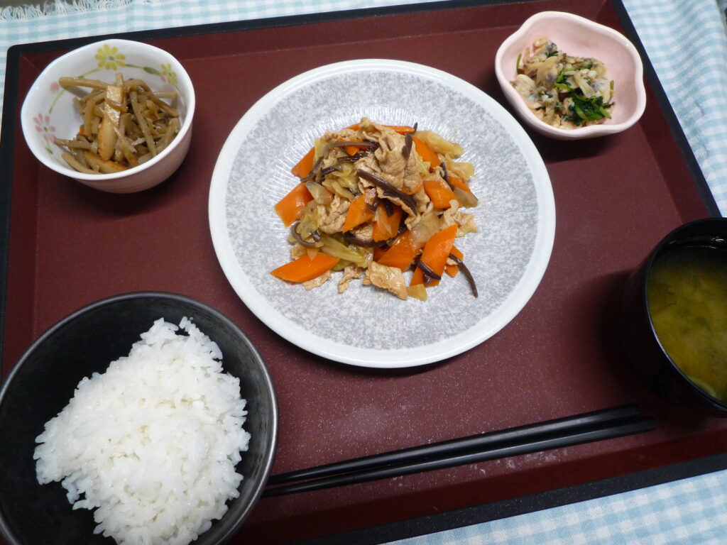 くみのき苑本部　豚肉とキャベツの炒め物