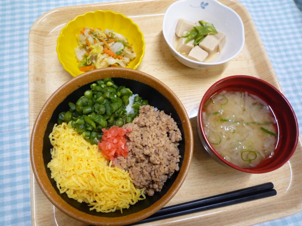 くみのき苑本部　そぼろ丼