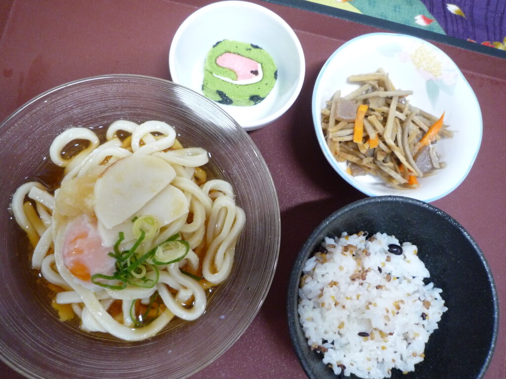 くみのき苑本部　温玉ぶっかけうどん