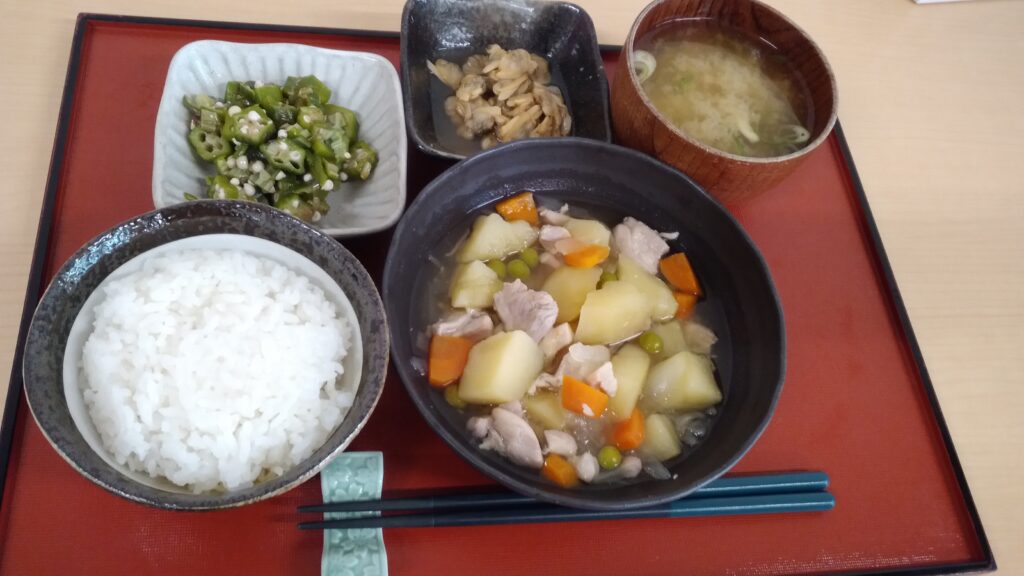 くみのき苑ゆらら　鶏肉とポテトの和風煮付