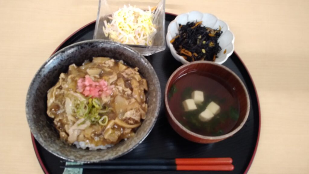 くみのき苑ゆらら　豚肉キノコ甘辛丼