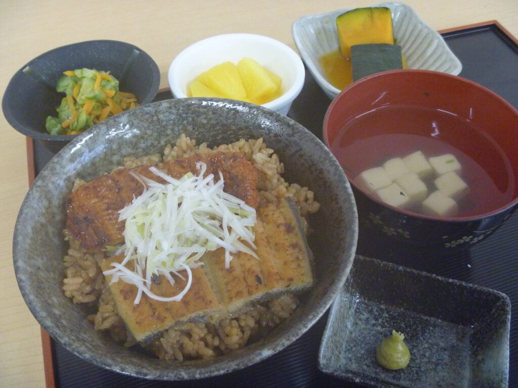 くみのき苑ゆらら　うなぎ二色丼