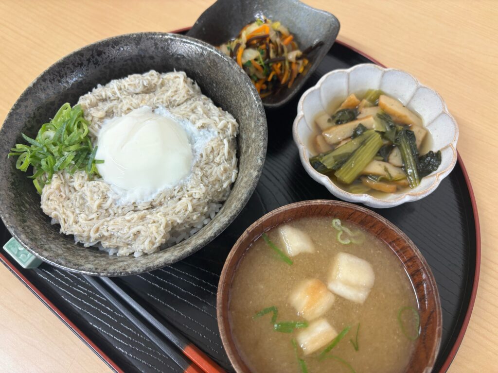 くみのき苑ゆらら　釜揚げシラス丼