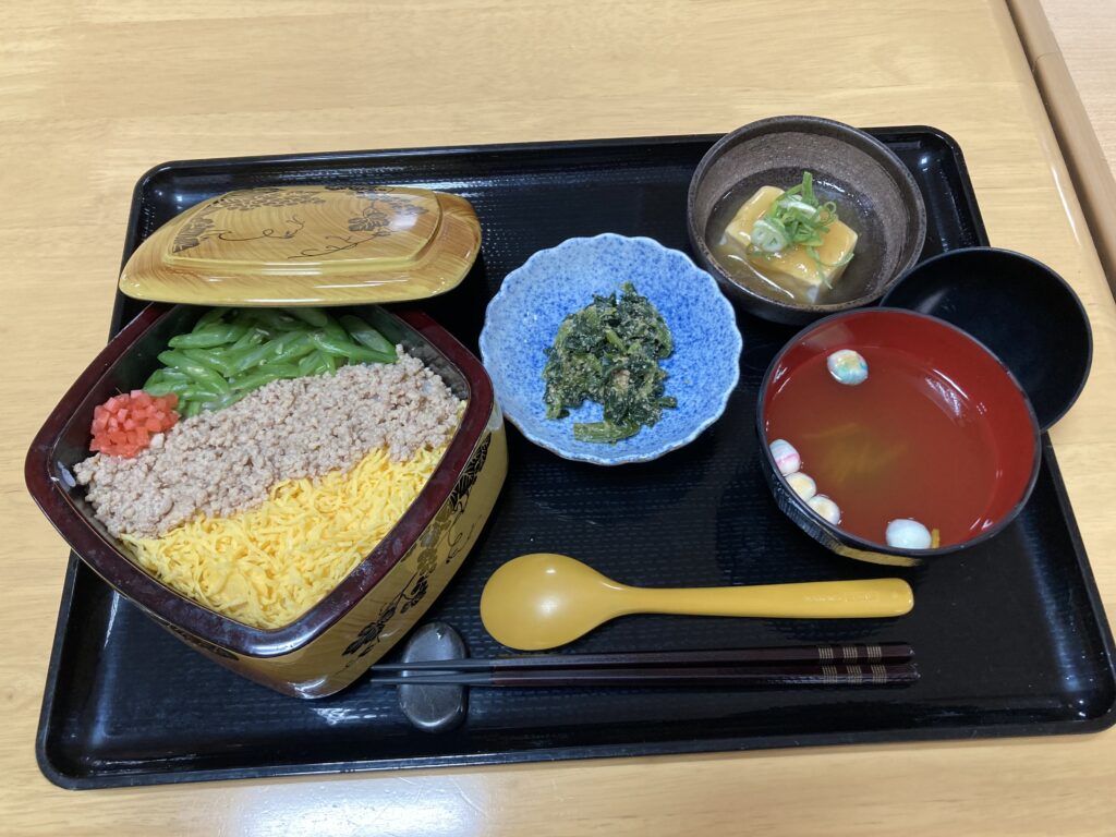 くみのき苑もず陵南　そぼろ丼