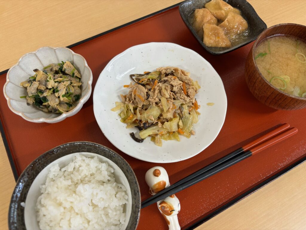 くみのき苑ゆらら　豚肉とキャベツの炒め物