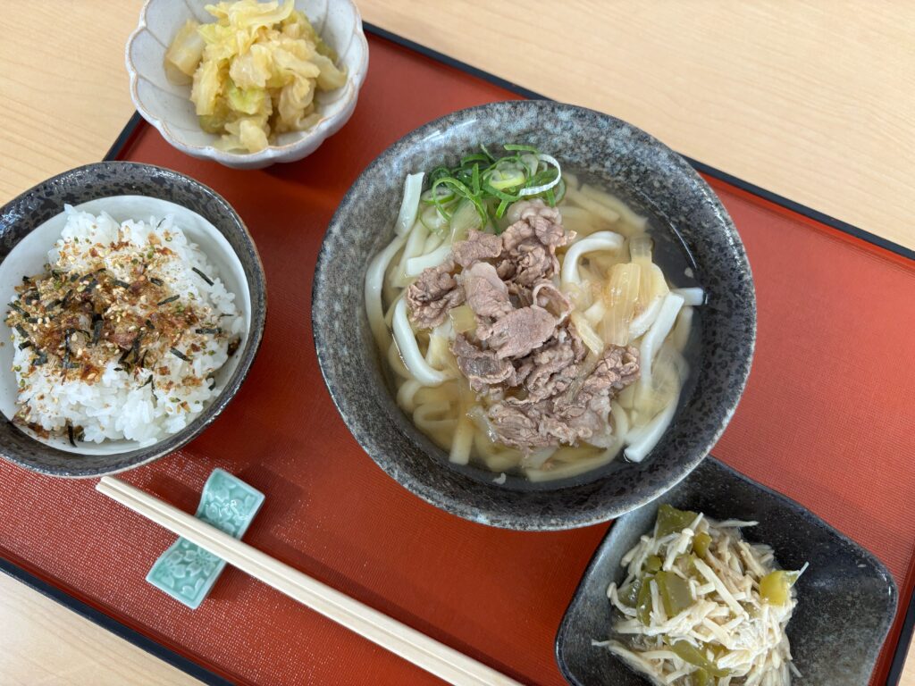 くみのき苑ゆらら　肉うどん