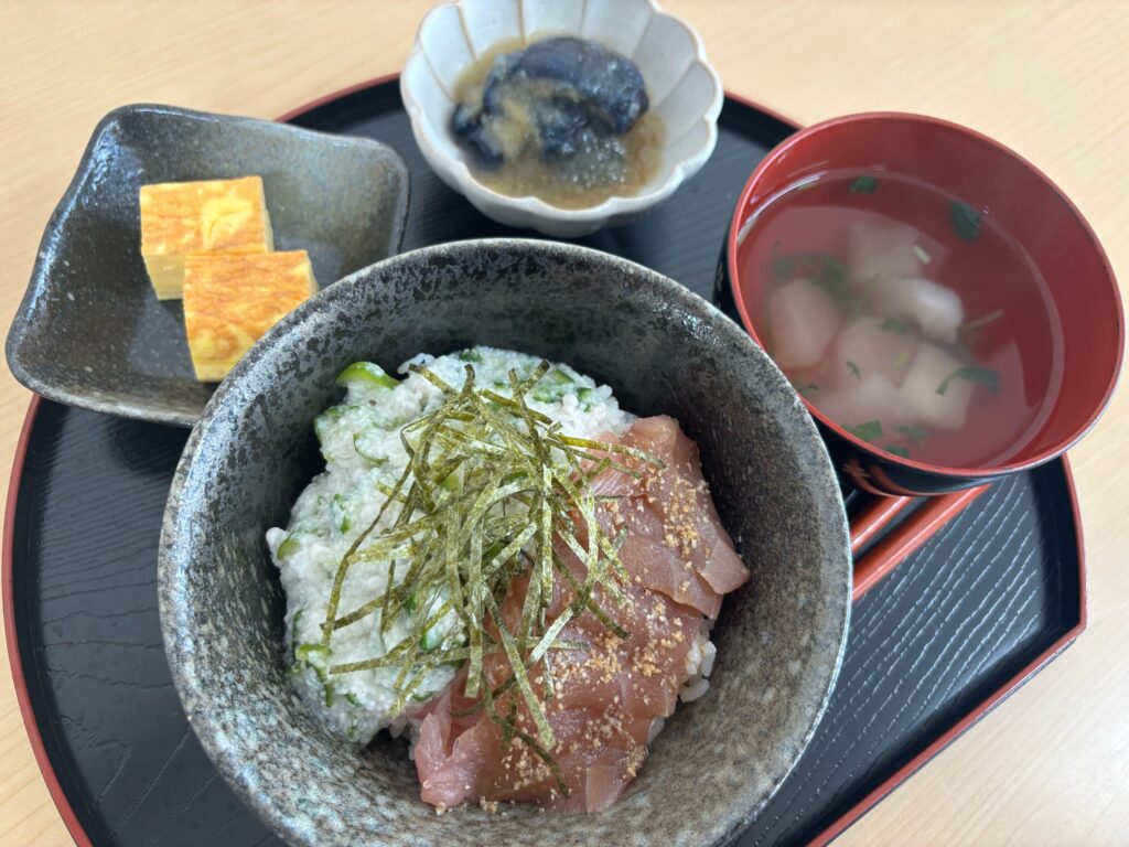 くみのき苑ゆらら　漬けマグロの山かけオクラ丼