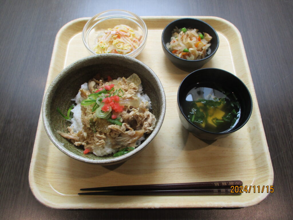 くみのき苑しらさぎ　豚肉きのこ甘辛丼