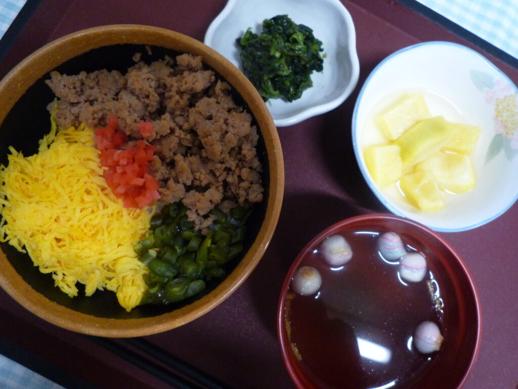 くみのき苑本部　そぼろ丼