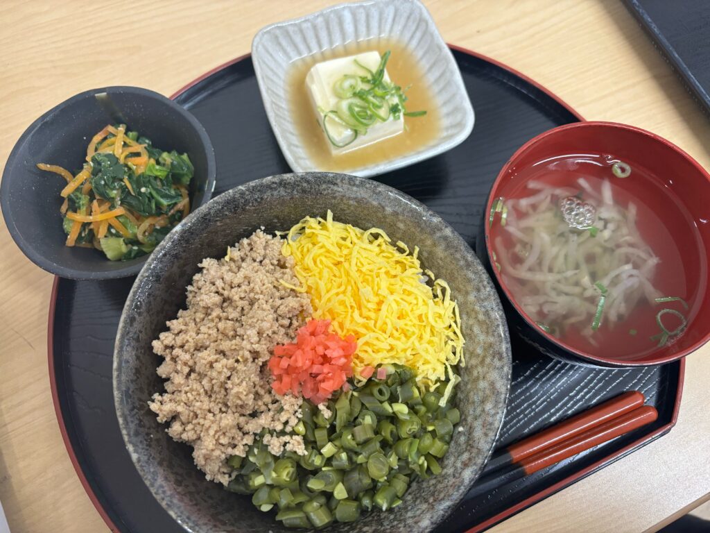 くみのき苑ゆらら　そぼろ丼