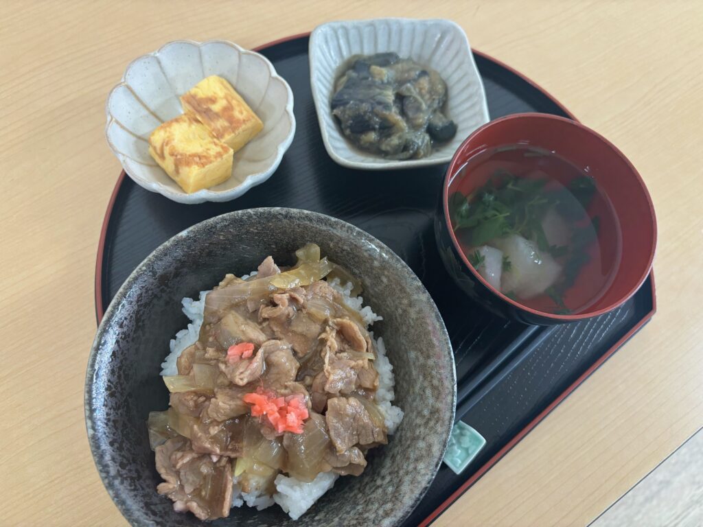 くみのき苑ゆらら　牛丼