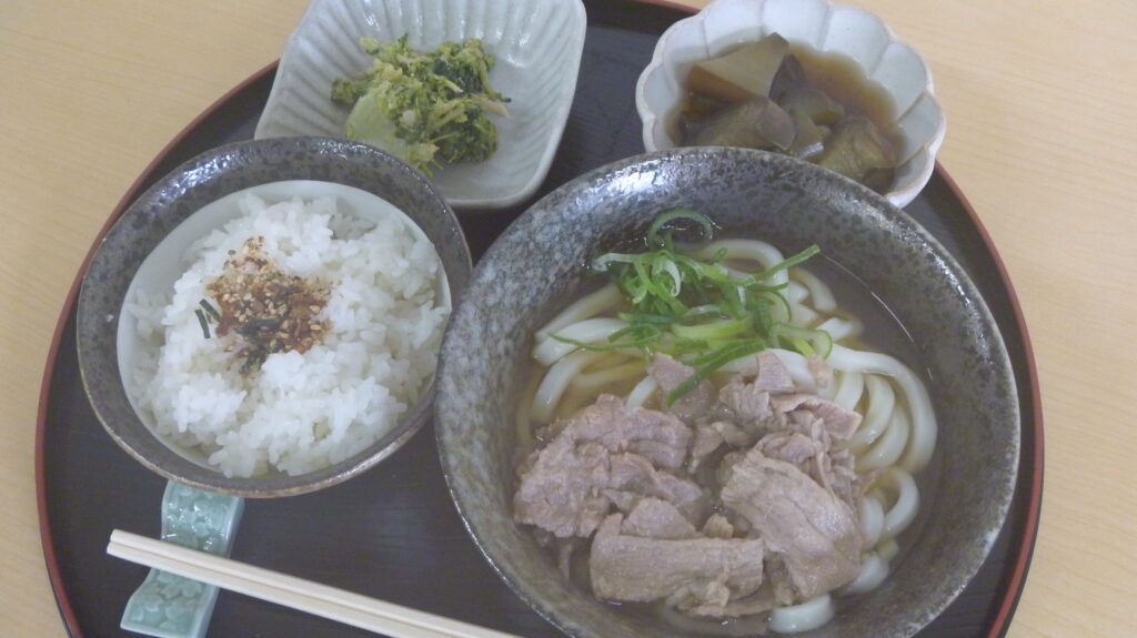 くみのき苑ゆらら　肉うどん