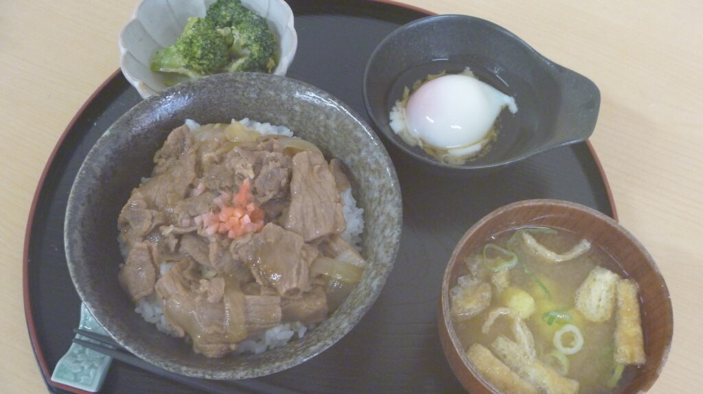 くみのき苑ゆらら　牛丼