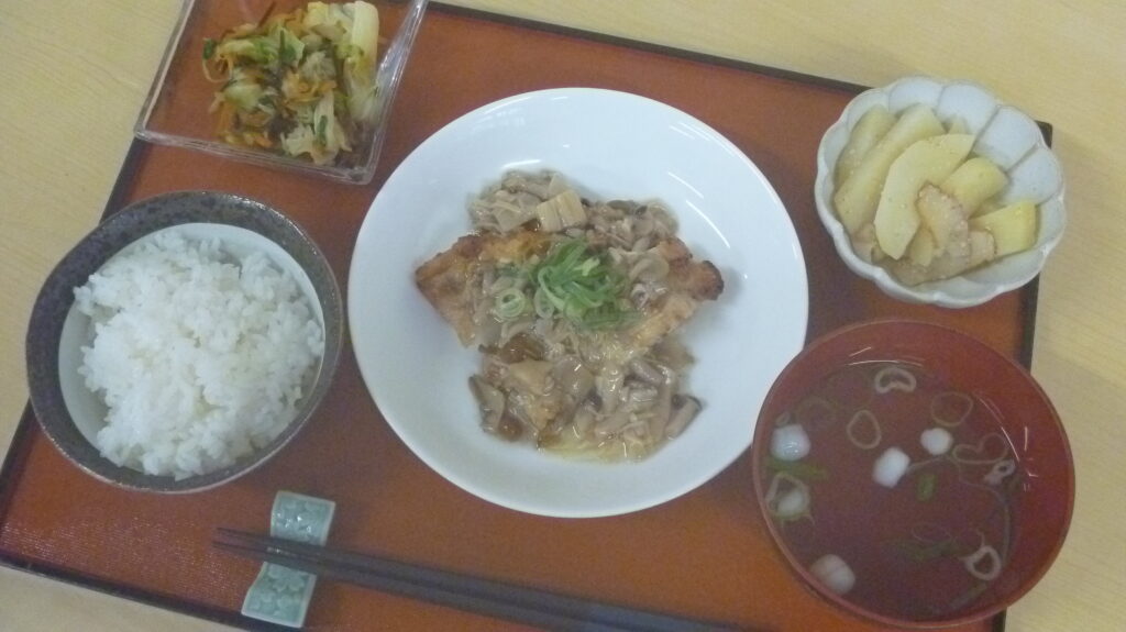 くみのき苑ゆらら　鶏肉のきのこあんかけ