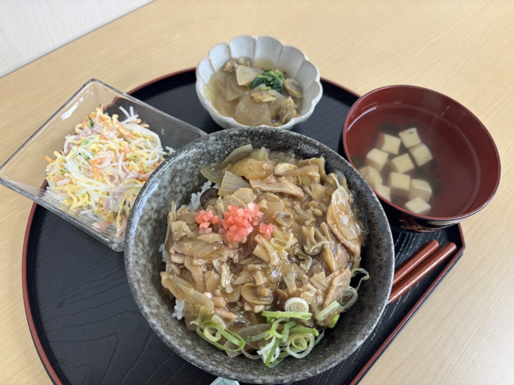 くみのき苑ゆらら　豚肉キノコ甘辛丼