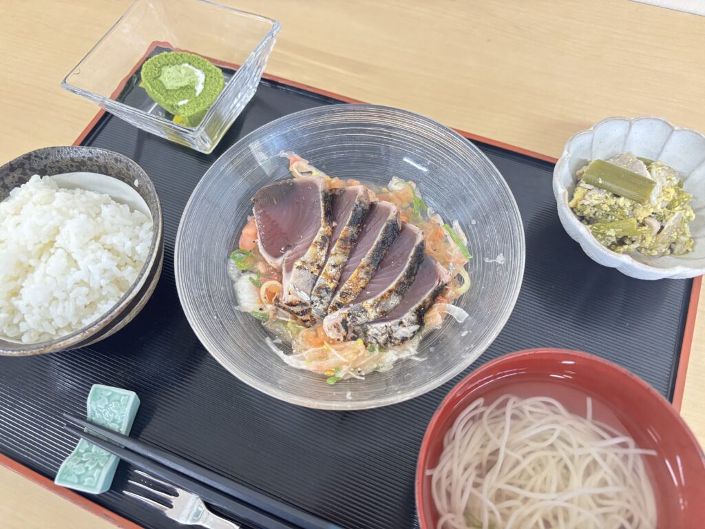 くみのき苑ゆらら　カツオのたたき旨塩ダレ