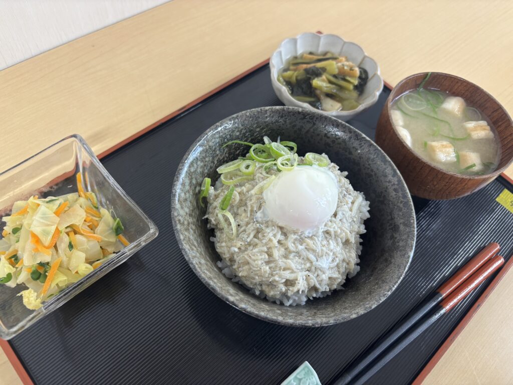 くみのき苑ゆらら　釜揚げしらす丼