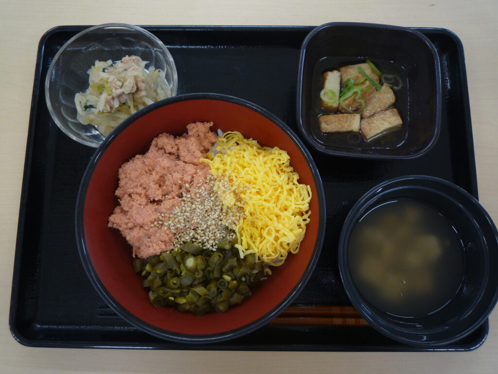 くみのき苑さらさ　鮭そぼろ丼